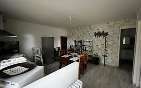 Logement neuf en face de la forêt. Accès cour.